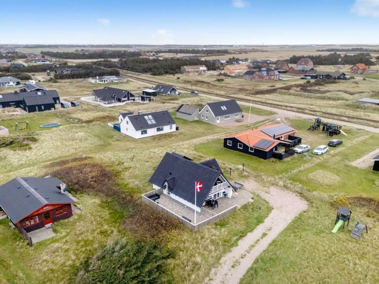 Family-oriented beautiful vacation home with terrace | Beach nearby | Pets allowed — photo 4