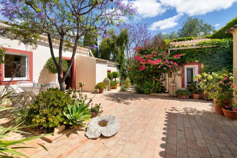 Villa with pool, garden & patio | Garden view — photo 3