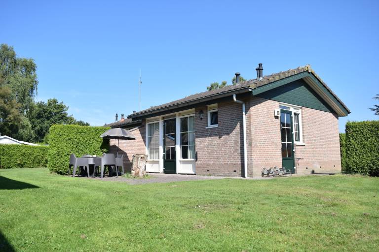 Bungalow mit Pool, Garten und Terrasse | Meerblick