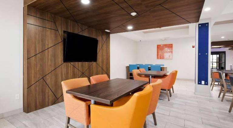 Holiday Inn Express Hotel and Suites Kingsville By IHG — photo 5