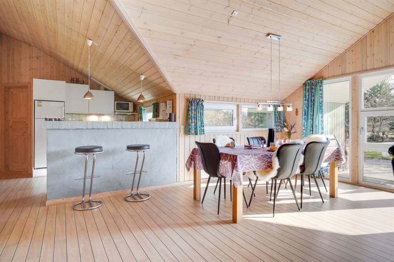 Vacation home with jacuzzi, sauna & patio — photo 5