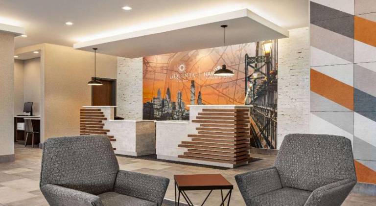 La Quinta Inn & Suites by Wyndham Mount Laurel / Moorestown — photo 5