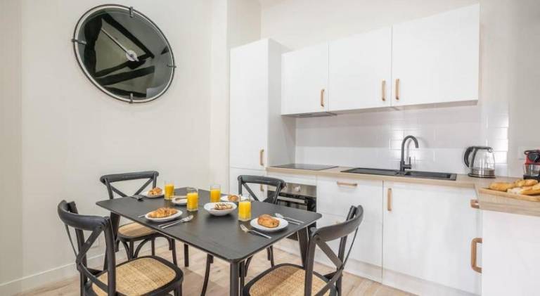 5Two BedroomsChamps ElyseesArc de TriompheAC — photo 4