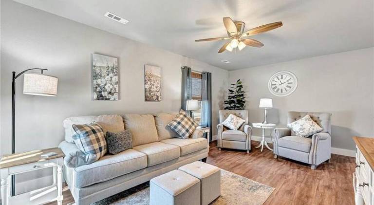 Big vacation home | Pets are welcome in Bentonville, AR