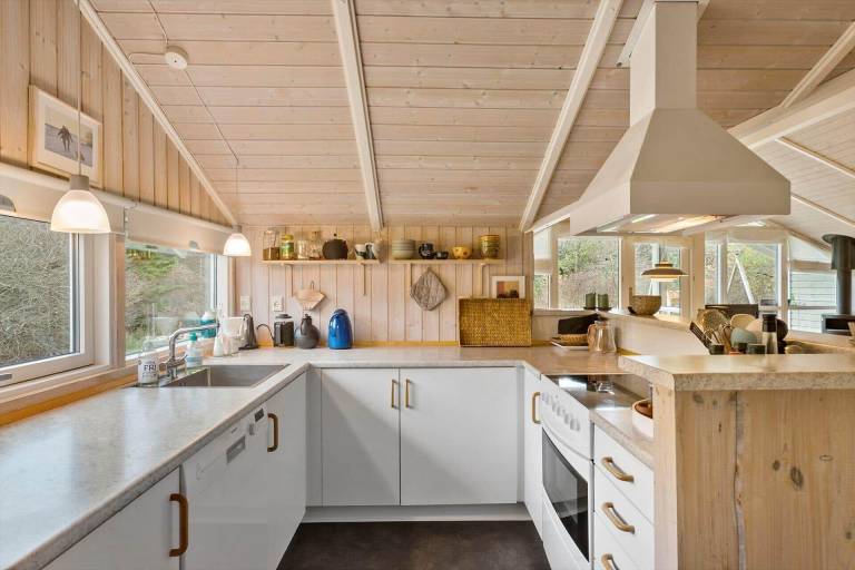 Fully equipped vacation home with hot tub, patio & barbecue | Dogs allowed — photo 4