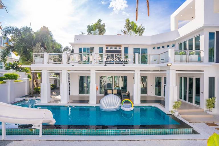 Villa with yard, pool & grill | Pets allowed — photo 4