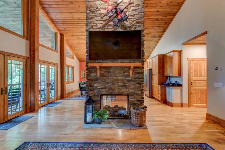 Cabin with hot tub & barbeque | Mountain view — photo 3
