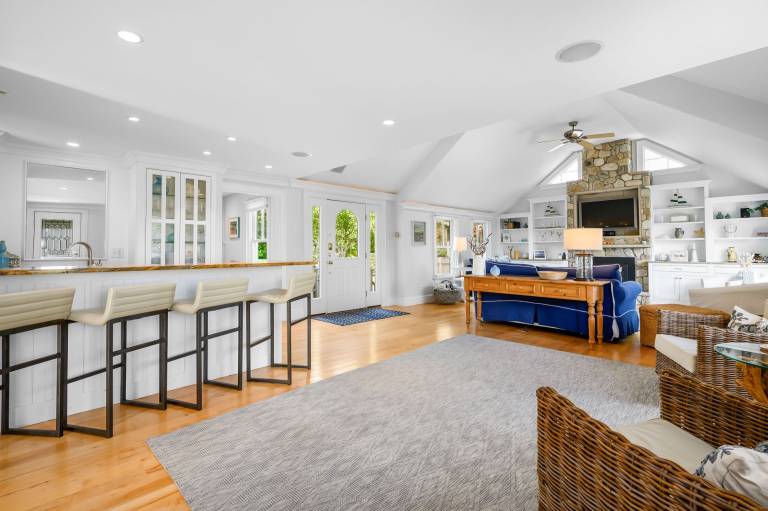 Walk to Beach and Town, Hot tub, Sleeps 8, Pet Friendly — photo 2