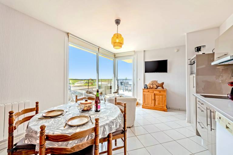 Apartment 'Sea View Apartment - Beach 30m Away' with Ocean View, Private Terrace & Wi-Fi — photo 4