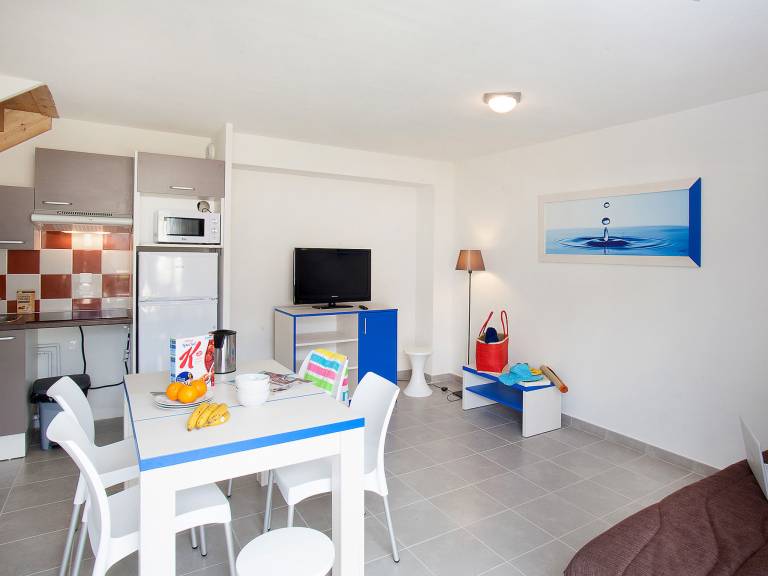 Holiday apartment with terrace, yard & pool — photo 4