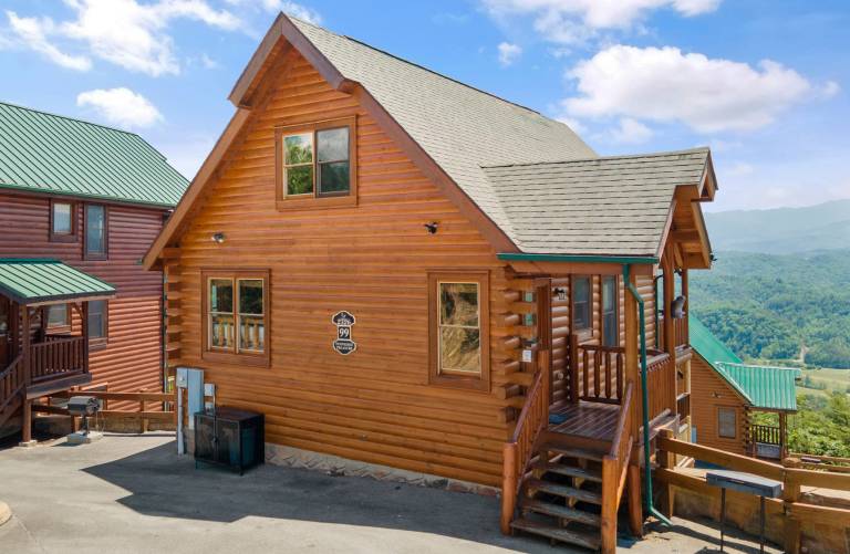 Stunning Mountain Views Game Room Pet Friendly Hot Tub WiFi in Sevierville, TN