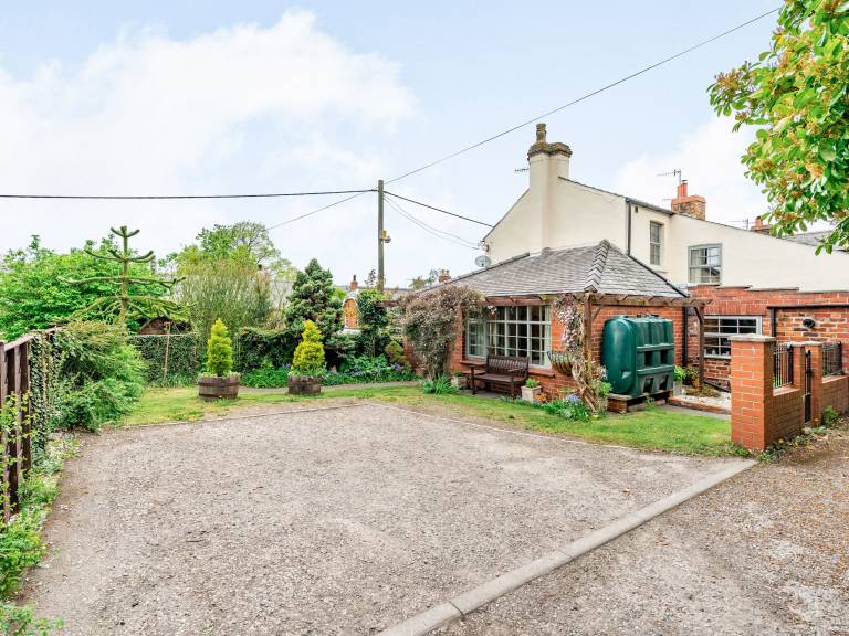 Child-friendly cottage with patio, barbeque & yard | Pet-friendly — photo 2