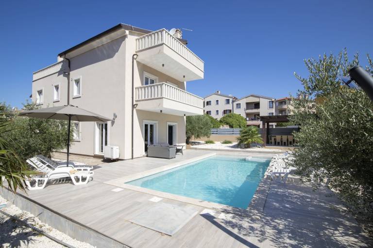 Family-friendly villa with sauna, private pool & patio | Water view | Pets allowed — photo 2