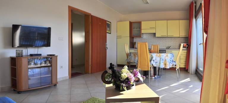 Rental apartment with pool, yard & terrace — photo 2