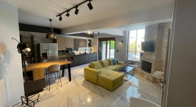 Villa with private pool, barbeque & yard — photo 2