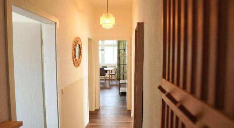 Cozy home with 3 BR, luxury beds, Smart TV, Wifi & private parking spot — photo 4