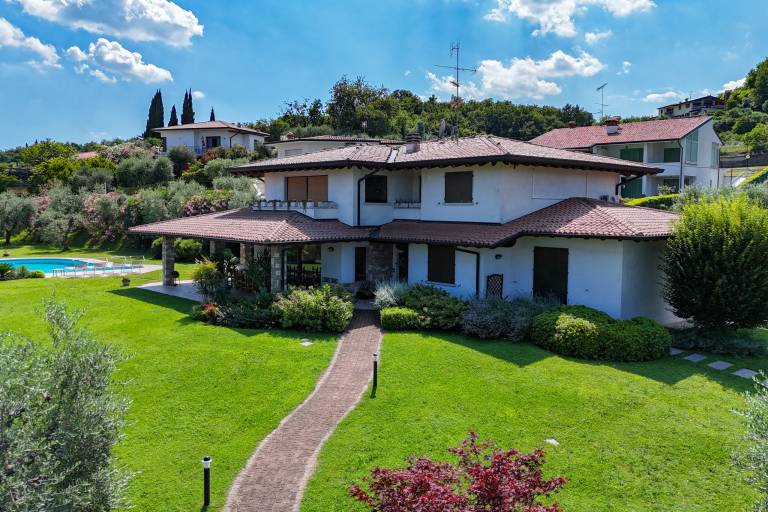 Villa with patio, garden & jacuzzi — photo 2