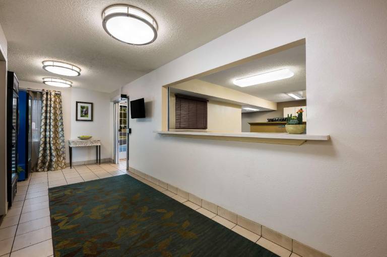 Sonesta Simply Suites Chicago Waukegan — photo 3
