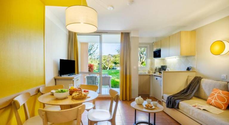 Beautiful holiday apartment with patio, pool & yard | Dogs allowed — photo 2