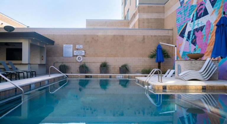 Apartment with pool — photo 4