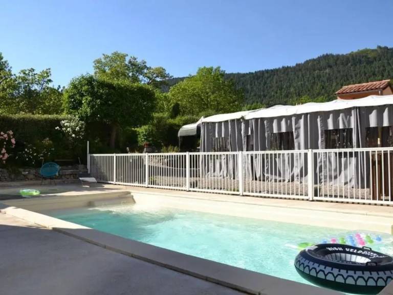 Pleasant chalet with patio, yard & pool | Pet-friendly — photo 2