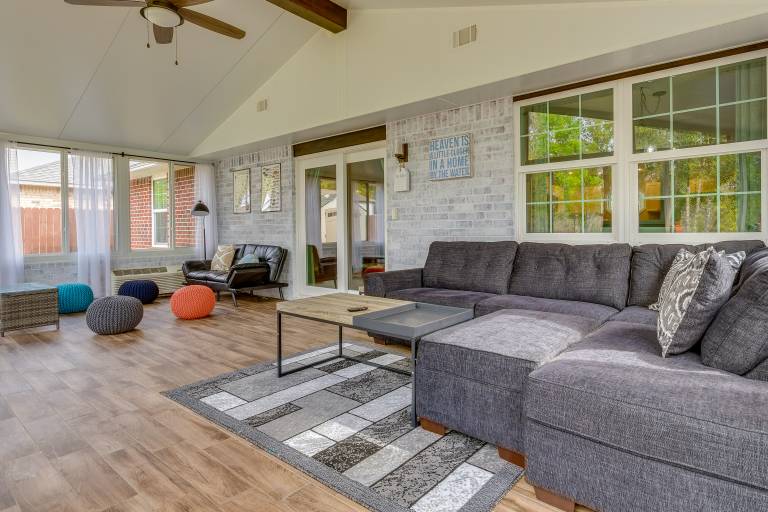 Sunny Pensacola Home w Fire Pit & Gas Grill