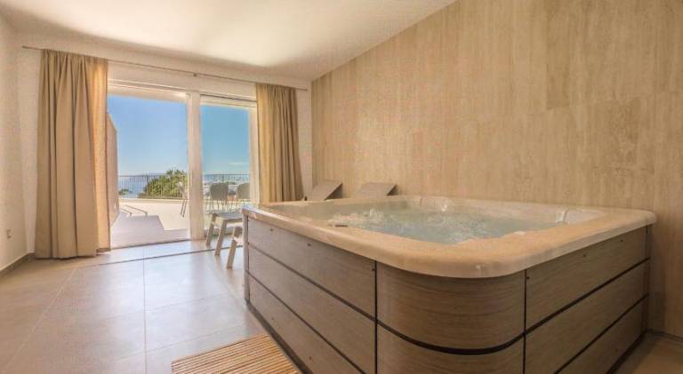 Villa with hot tub & pool | Pets are welcome — photo 5