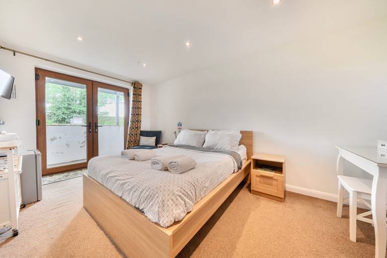 Relaxing Room With Ensuite Rutland Point