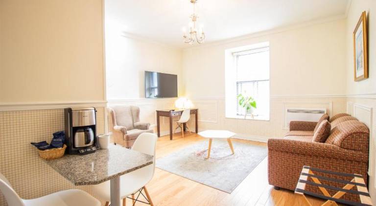 Family-friendly serviced apartment with patio | Pets allowed — photo 2