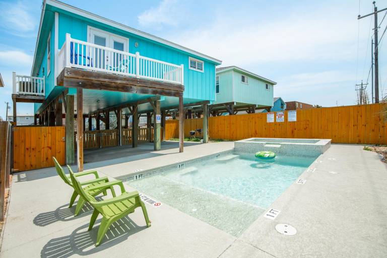 Vacation home with jacuzzi, grill & pool in Port Aransas, TX