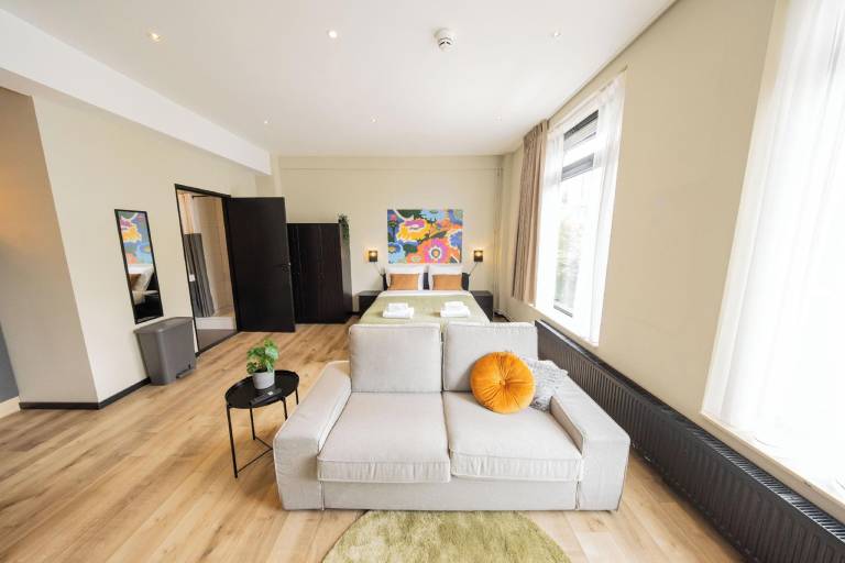 House | Near Show Cube — photo 2