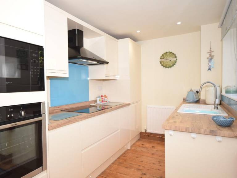 Cottage with garden — photo 3