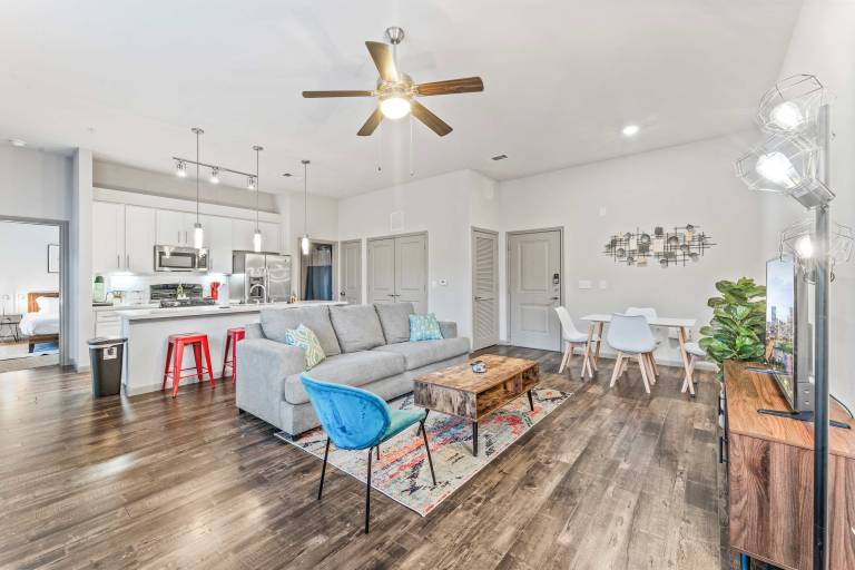 Cozy 2BR suite close to Downtown w fast WiFi