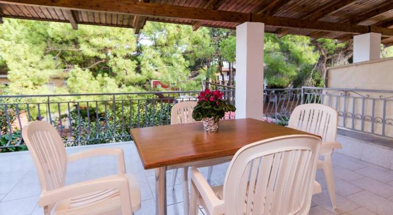 Serviced apartment with terrace, yard & BBQ — photo 4