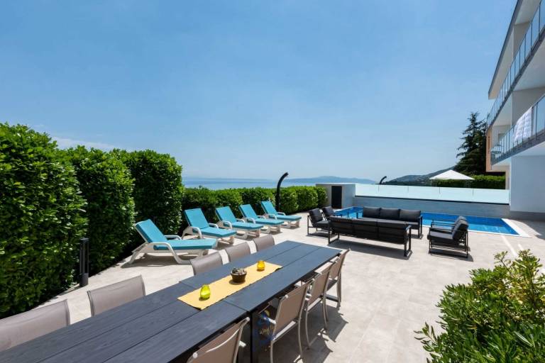 Modern 5-BR Villa for 10 with heated Pool and Jacuzzi — photo 5