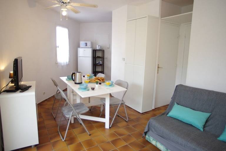 Apartment with barbeque, patio & pool — photo 2