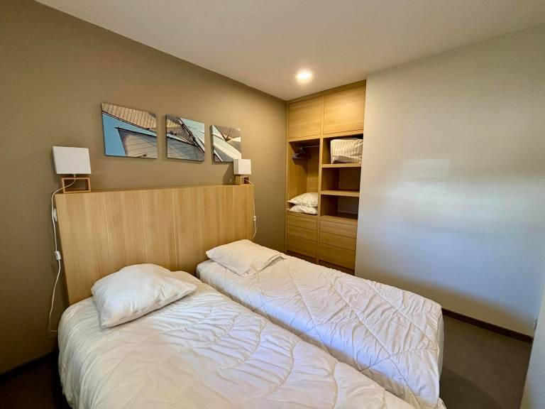 Luxury 2-bedroom apartment, balcony, beach access, pool, pets allowed, parking — photo 4