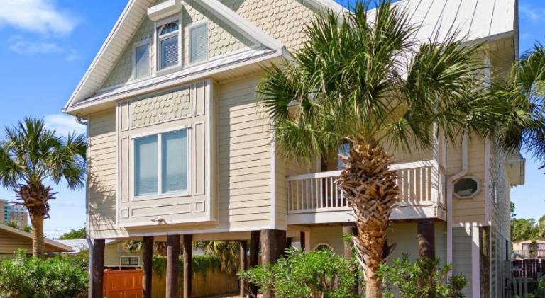 Vacation home with pool in Panama City