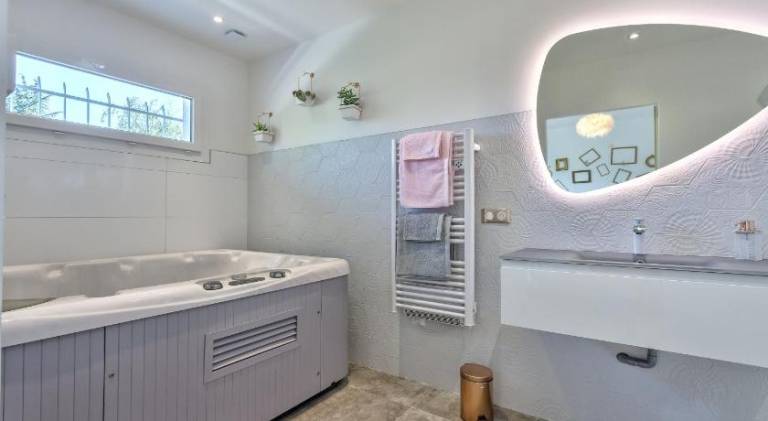 Apartment with jacuzzi — photo 5