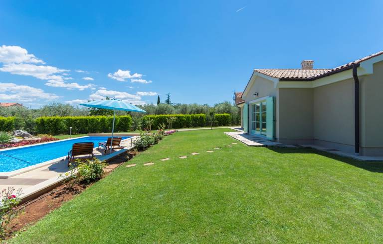 Villa with BBQ, terrace & yard — photo 3