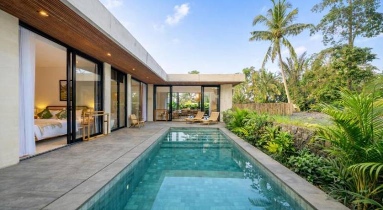 Villa with pool — photo 4