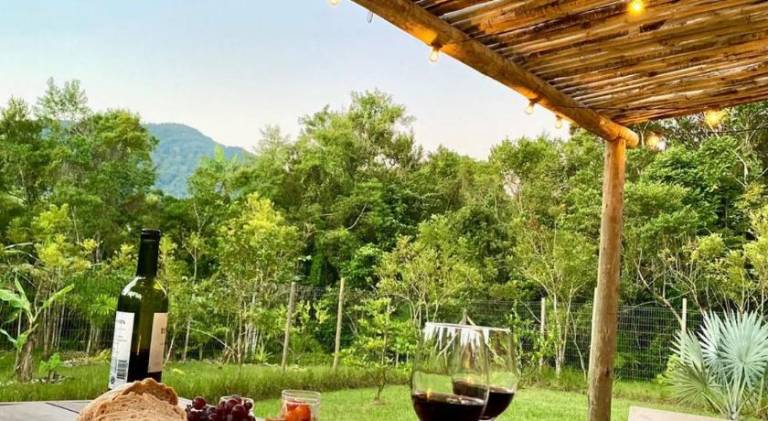Rental apartment with yard, grill & terrace in Cananeia