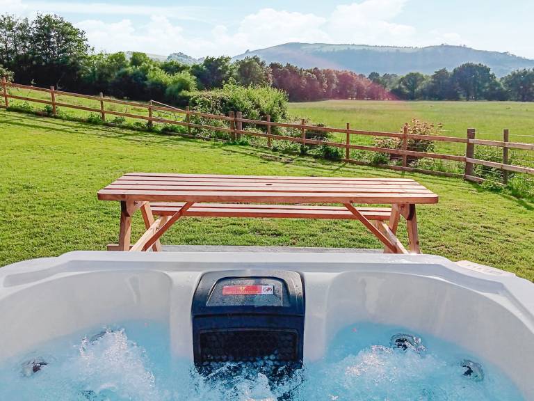Cottage with yard & hot tub | River view in Carmarthen