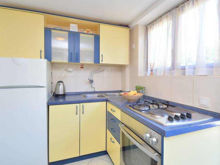 Holiday apartment with grill, yard & terrace — photo 5
