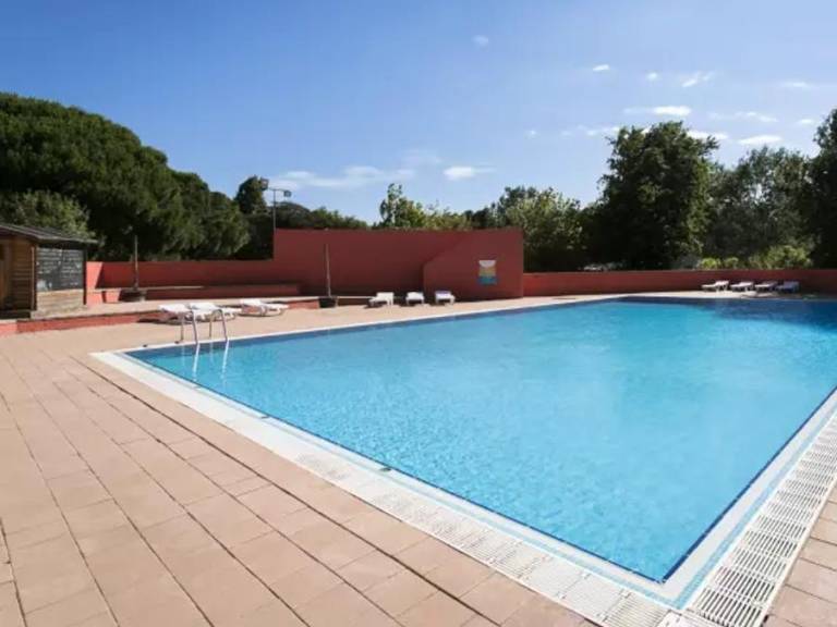 Vacation home with patio & pool — photo 3