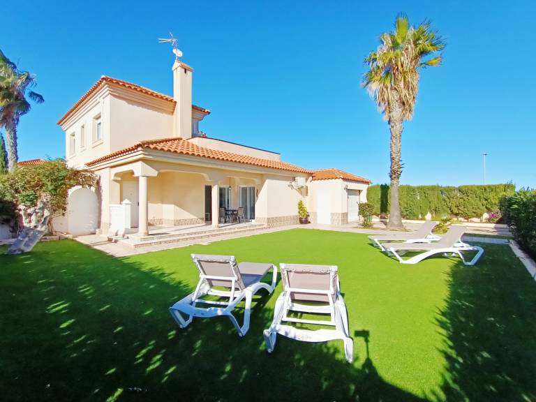 Fully equipped wonderful villa with yard, terrace & private pool | Beach nearby | Dogs allowed — photo 2