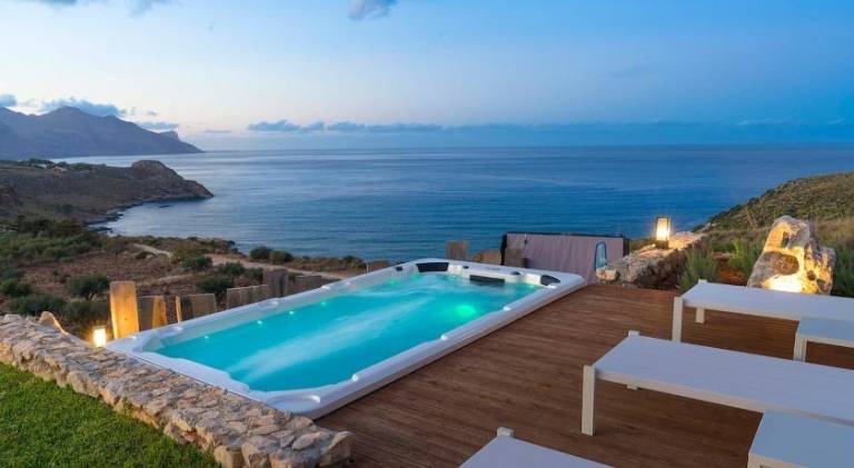 Villa with pool & jacuzzi — photo 3
