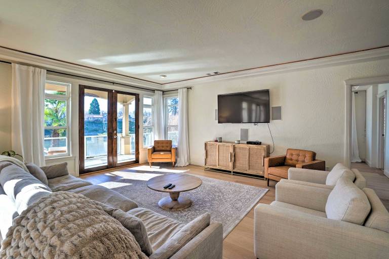 Luxe Getaway w/ Riverfront Views in Grants Pass! — photo 4