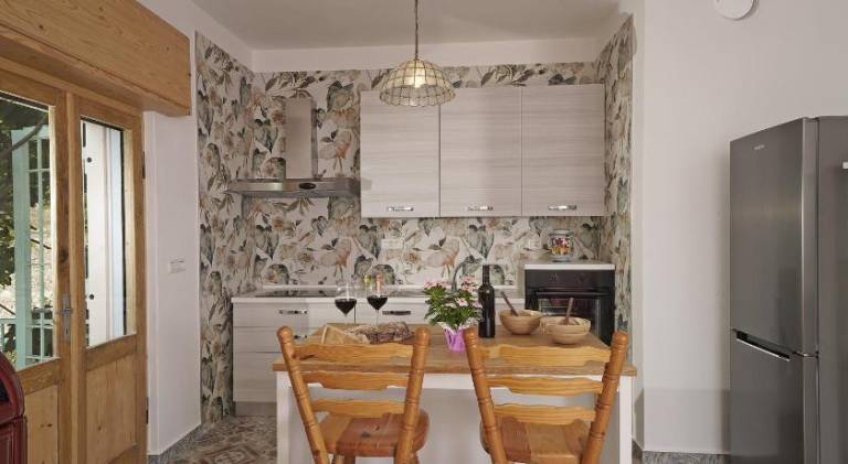 House with jacuzzi — photo 4