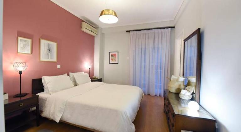 The Muse, colorful cozy flat on Mitropoleos Downtown in Thessaloniki